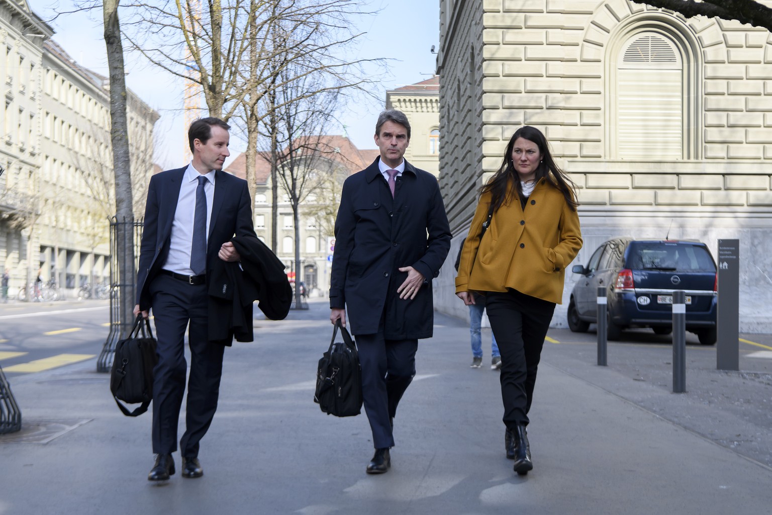 SVP-Fraktionspraesident und Nationalrat Thomas Aeschi, SVP-ZG, links, FDP-Fraktionspraesident und Nationalrat Beat Walti, Mitte, und GLP-Fraktionspraesidentin Tiana Angelina Moser, rechts, auf dem Weg ...