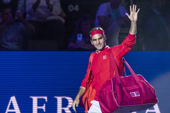 Switzerland&#039;s Roger Federer arrives for his first round match against Germany&#039;s Peter Gojowczyk at the Swiss Indoors tennis tournament at the St. Jakobshalle in Basel, Switzerland, on Monday ...