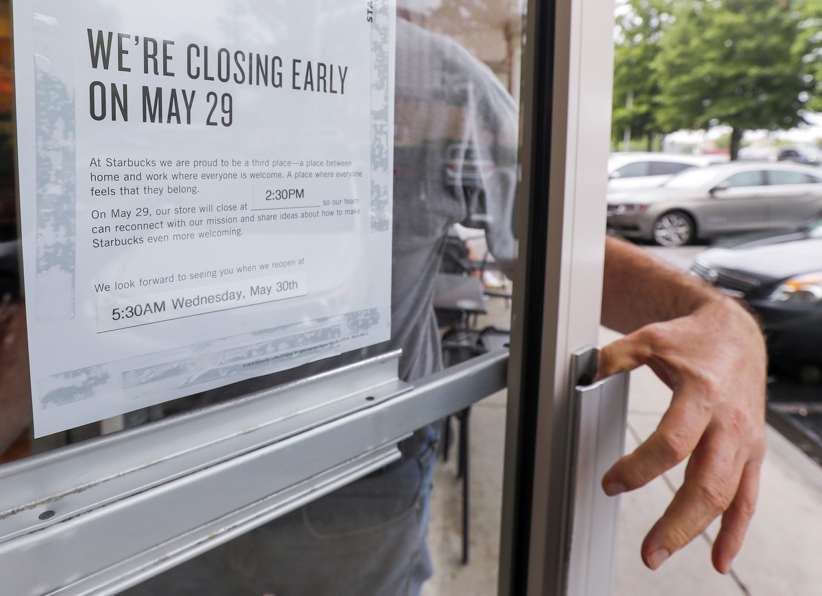 epa06771329 A sign alerts customers to the day's early store closing time at a Starbucks coffee shop in Atlanta, Georgia, USA, 29 May 2018. Starbucks is closing more than 8,000 company-owned stor ...