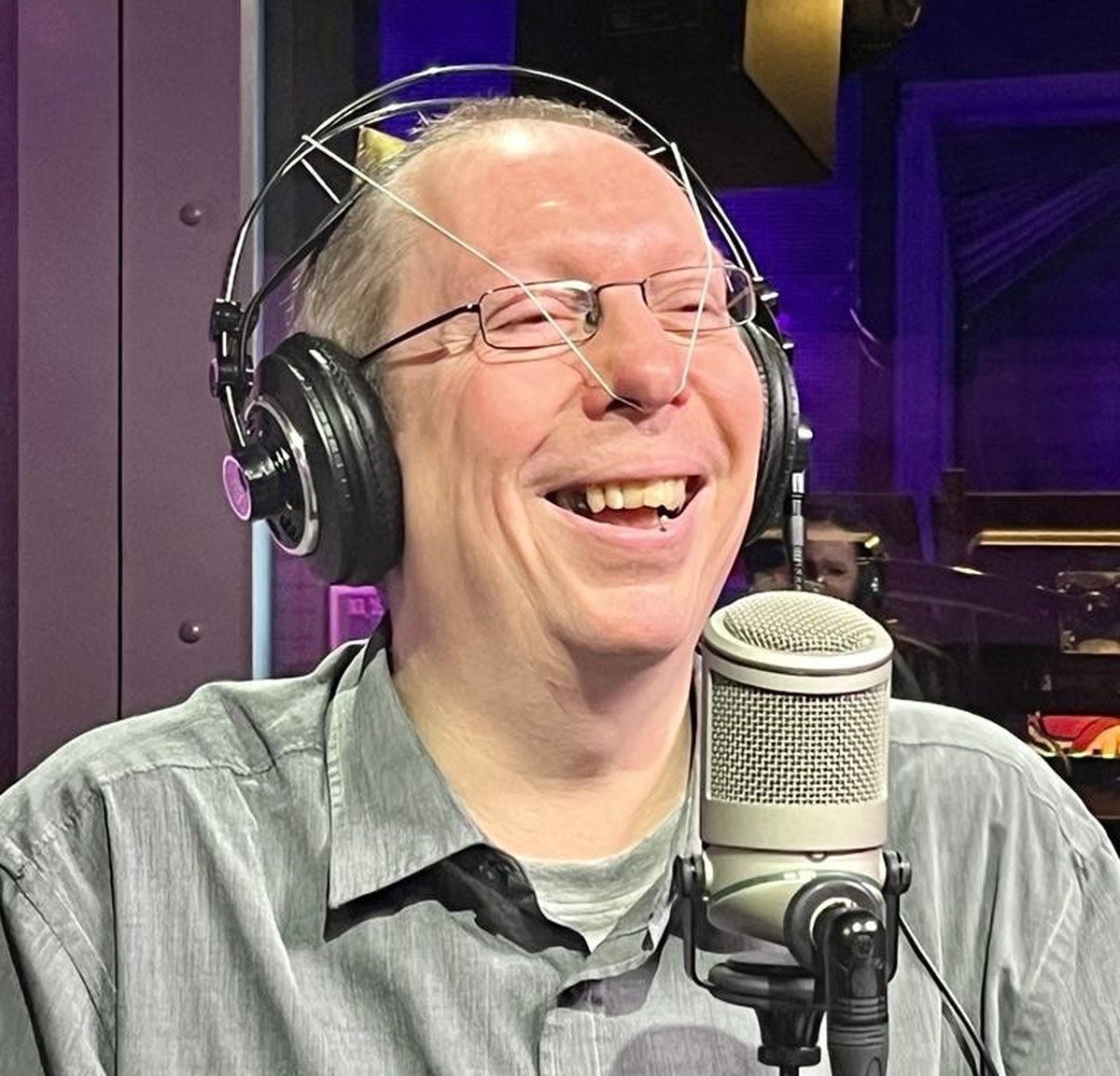 Stéphane Babey dans les studios de Couleur 3.
