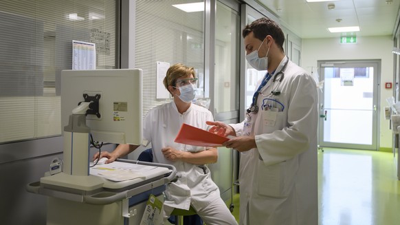 epa08337466 Medical personnel at work in the emergency unit COVID-19 room of the hospital &#039;HFR Riaz,&#039; during the state of emergency of the coronavirus disease (COVID-19) outbreak, in Riaz, S ...