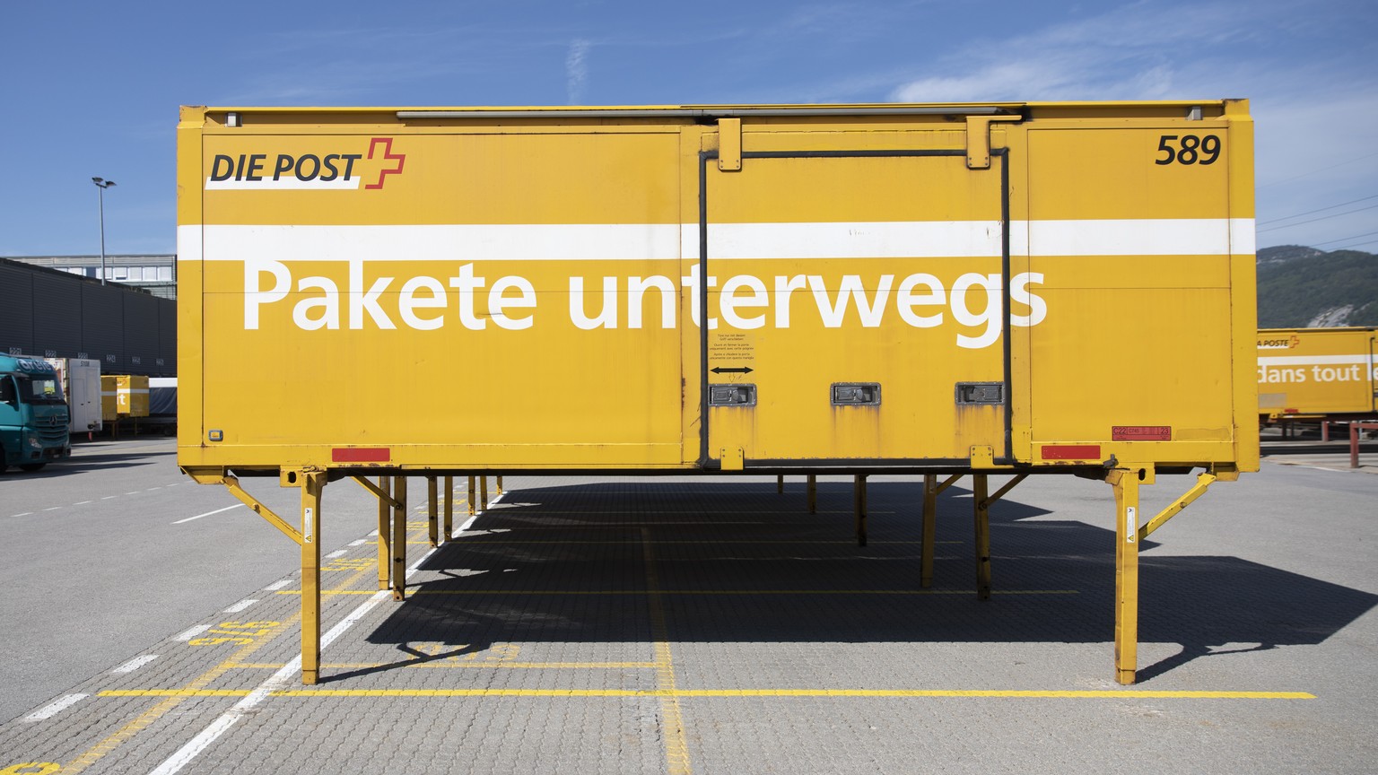 ARCHIVBILD ZU DEN HALBJAHRESZAHLEN BEI DER POST --- Container stehen auf dem Areal beim Paketzentrum der Schweizerischen Post in Haerkingen, am Montag 3. Juni 2019, in Haerkingen. (KEYSTONE/Peter Klau ...