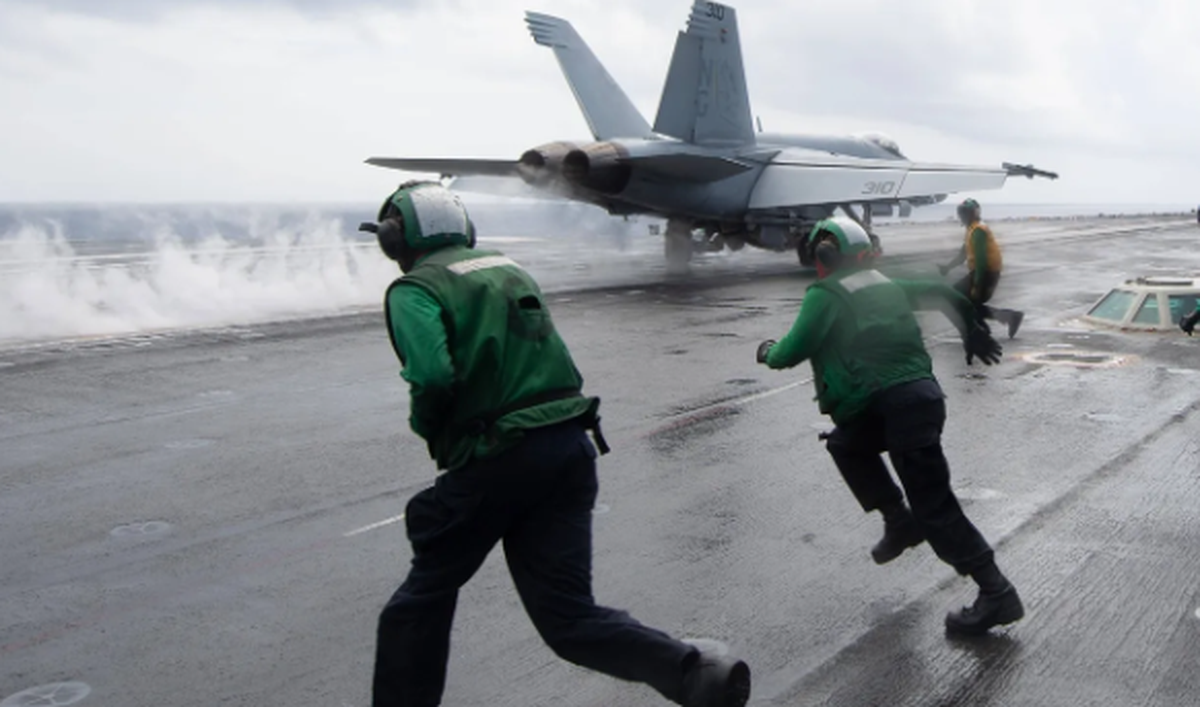 Start eines Kampfjets auf dem US-Flugzeugträger USS John C. Stennis mit Hilfe eines Dampfkatapults: Neue Schiffe setzen auf elektromagnetische Katapulte.