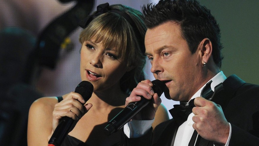 Francine Jordi, links, und Florian Ast singen gemeinsam, anlaesslich des Credit Suisse Sports Awards, am Sonntag, 11. Dezember 2011, in Zuerich. (KEYSTONE/Steffen Schmidt)