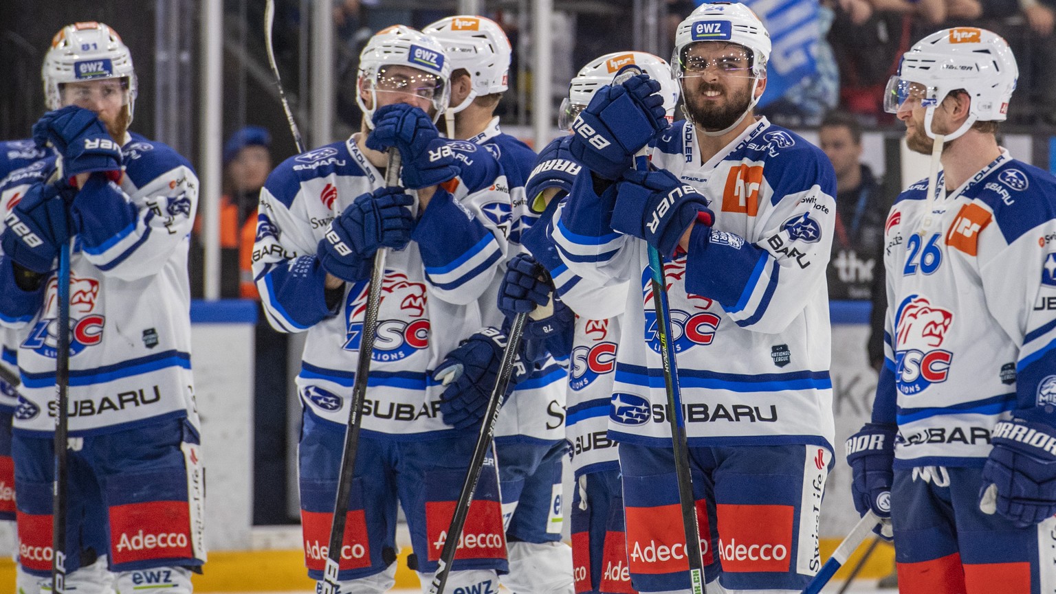 Die ZSC Spieler mit Torhueter Jakub Kovar, mitte, nach der Niederlage beim Eishockey Playoff-Finalspiel, Spiel 5, der National League zwischen dem EV Zug und den ZSC Lions am Mittwoch, 27. April 2022  ...