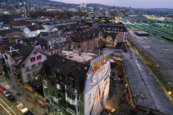 Blick von oben auf das Wohlgroth-Areal mit Innenhof, rechts daneben die zum Hauptbahnhof Zuerich fuehrenden Gleise, undatierte Aufnahme. Das am linken Bildrand auf einem Dach sichtbare &quot;A&quot; s ...