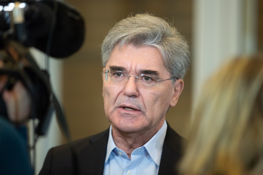 epa08111843 CEO of Siemens Joe Kaeser speaks to the media prior to the 12th WELT economic summit at the headquarters of the Axel Springer SE in Berlin, Germany, 08 January 2020. About 60 business pers ...