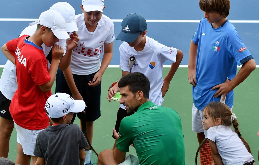 In Bosnien weiht Djokovic junge Fans in die Geheimnisse des Tennis-Sports ein.