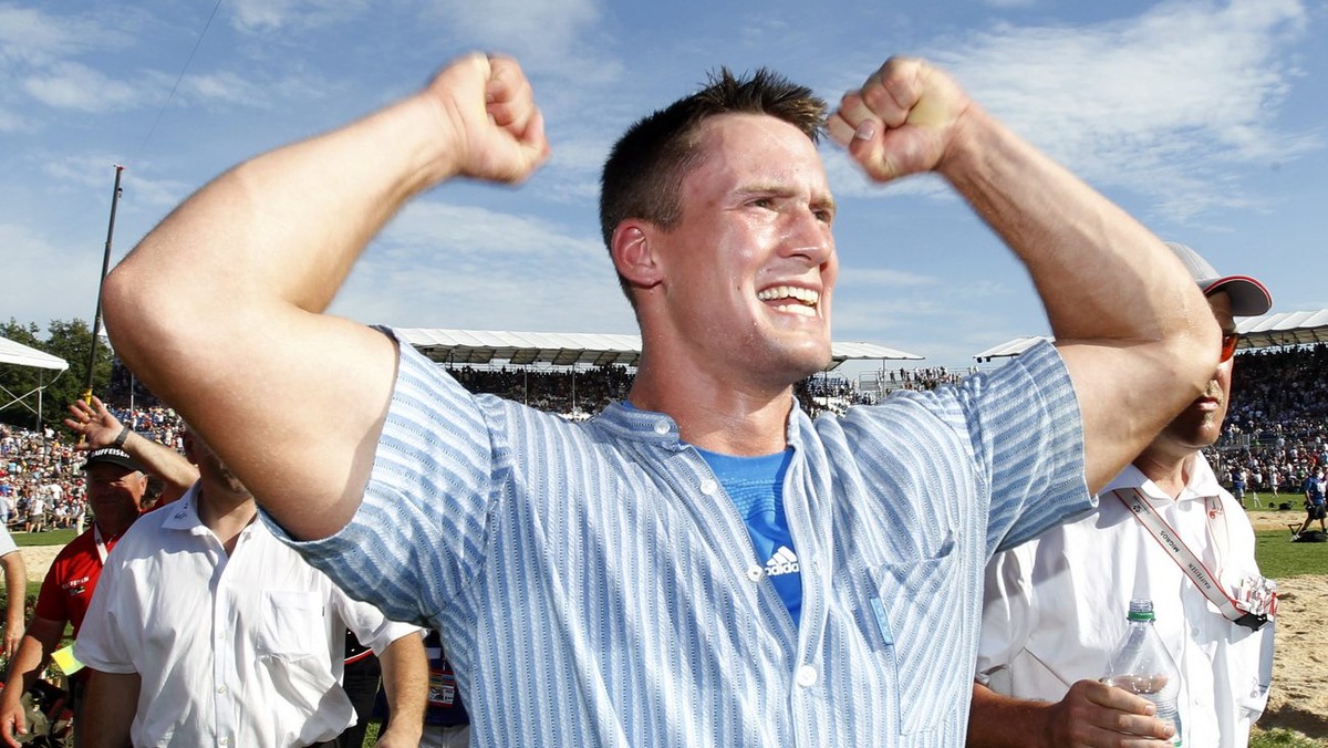 Schwinger Kilian Wenger jubelt nach seinem Kampf gegen Martin Grab im Schlussgang am Eidgenoessischen Schwingfest in Frauenfeld am Sonntag, 22. August 2010. Das Eidgenoessische Schwingfest in Frauenfe ...