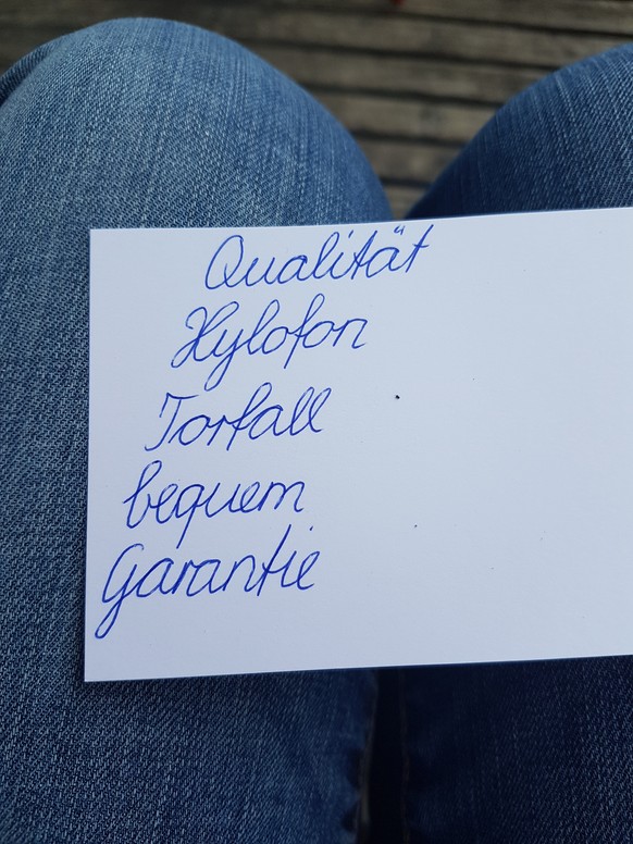 Schnürlischrift? «Das sind alles unwichtige Buchstaben»
Konzentration auf 100% aber es hat geklappt.
Beim Buchstaben X sass ich gedanklich wieder in der 3. Klasse mit einem pinken Pelikan-Fülli in ei ...
