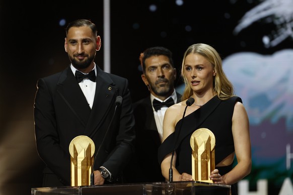 epa12398710 Italy&#039;s goalkeeper Gianluigi Donnarumma (L) and England&#039;s goalkeeper Hannah Hampton accept the Yashin Trophy during the Ballon d&#039;Or 2025 ceremony at the Theatre du Chatelet  ...