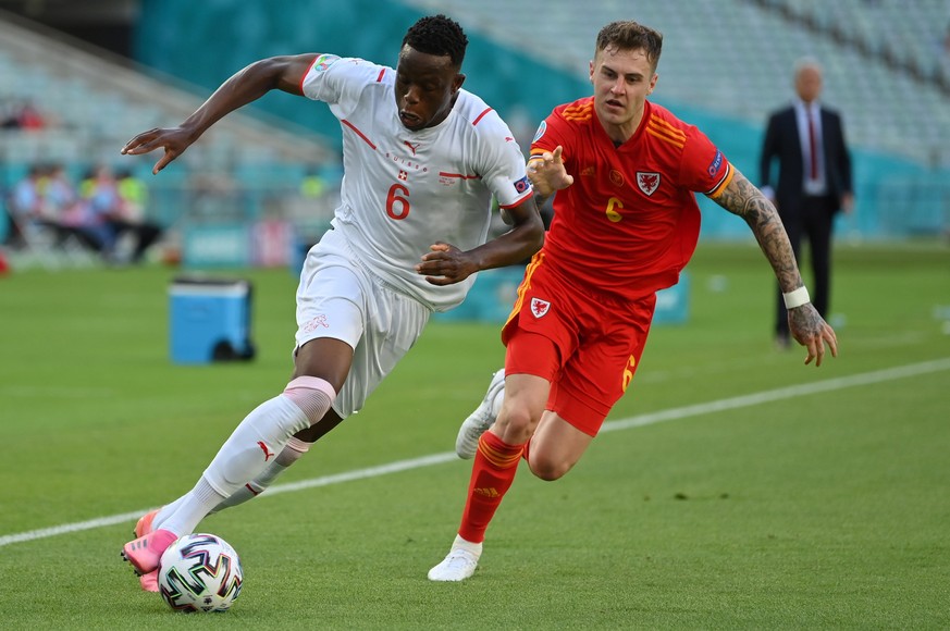 epa09264796 Joe Rodon (R) of Wales in action against Denis Zakaria of Switzerland during the UEFA EURO 2020 group A preliminary round soccer match between Wales and Switzerland in Baku, Azerbaijan, 12 ...