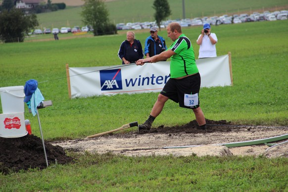 Die ersten Hornusse wurden am Eröffnungsfest bereits durch die Luft geschlagen.