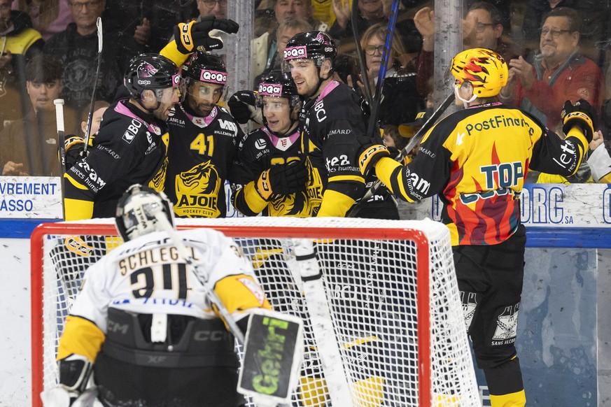 Jerry Turkulainen (HCA), Mitte, jubelt mit seinen Teamkollegen Philip-Michael Devos (HCA), Pierre-Edouard Bellemare (HCA), Julius Naettinen (HCA) und PostFinance Top Scorer Anttoni Honka (HCA), von li ...