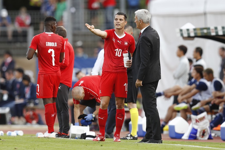 epa06794708 Switzerland&#039;s Granit Xhaka (C) talks to Switzerland&#039;s head coach Vladimir Petkovic (R) during the international friendly soccer match between Switzerland and Japan at the Cornare ...