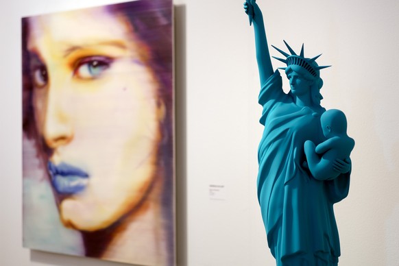 Links das Bild «Bella 2» des Österreichers Martin C. Herbst, rechts die Skulptur «Velvet Revolution» des Südafrikaners Joseph Klibansky.