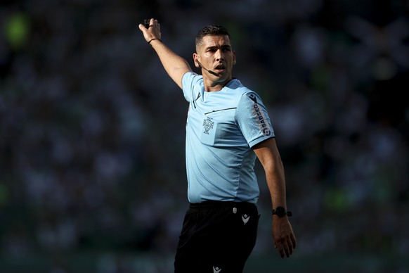 epa12110320 Referee Fabio Verissimo gestures during the Portuguese First League soccer match between Sporting CP and Vitoria FC, in Lisbon, Portugal, 17 May 2025. EPA/FILIPE AMORIM