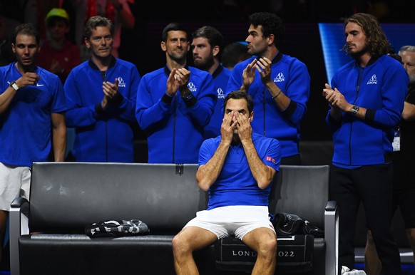 epaselect epa10202808 Team Europe player Roger Federer (sitting) from Switzerland is cheered by teammates (from L) Rafael Nadal from Spain, Team Europe vice-captain Thomas Enqvist from Sweden, Novak Djokov…