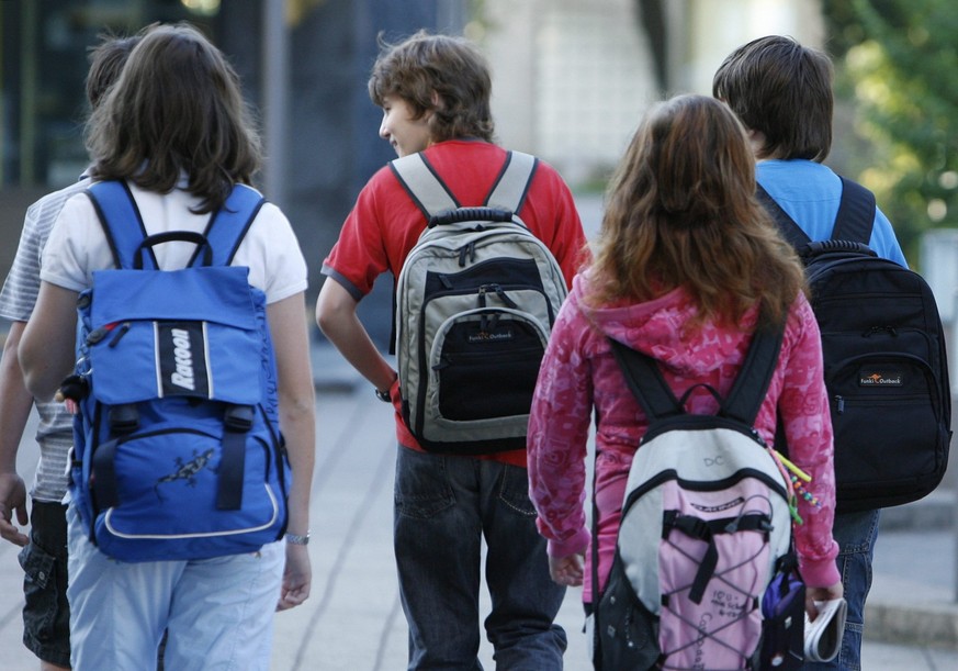Kinder auf dem Schulweg am Montag, 18. August, 2008 in Stans. In den meisten Kantonen und Gemeinden der Schweiz beginnt heute nach den langen Sommerferien die Schule wieder, und es sind vermehrt unerf ...