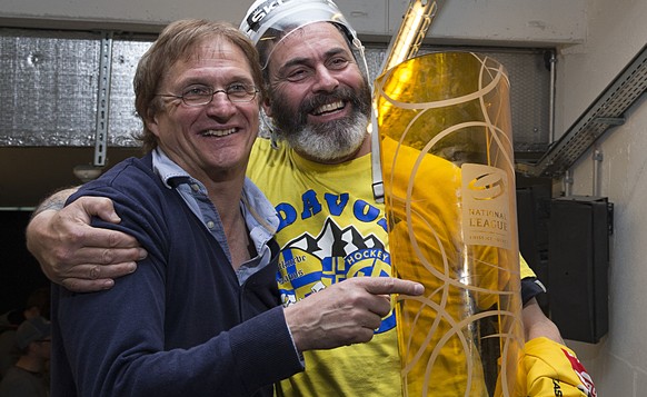 Arno Del Curto mit dem Vater der Wieser-Brüder und dem Rest des Meisterpokals.