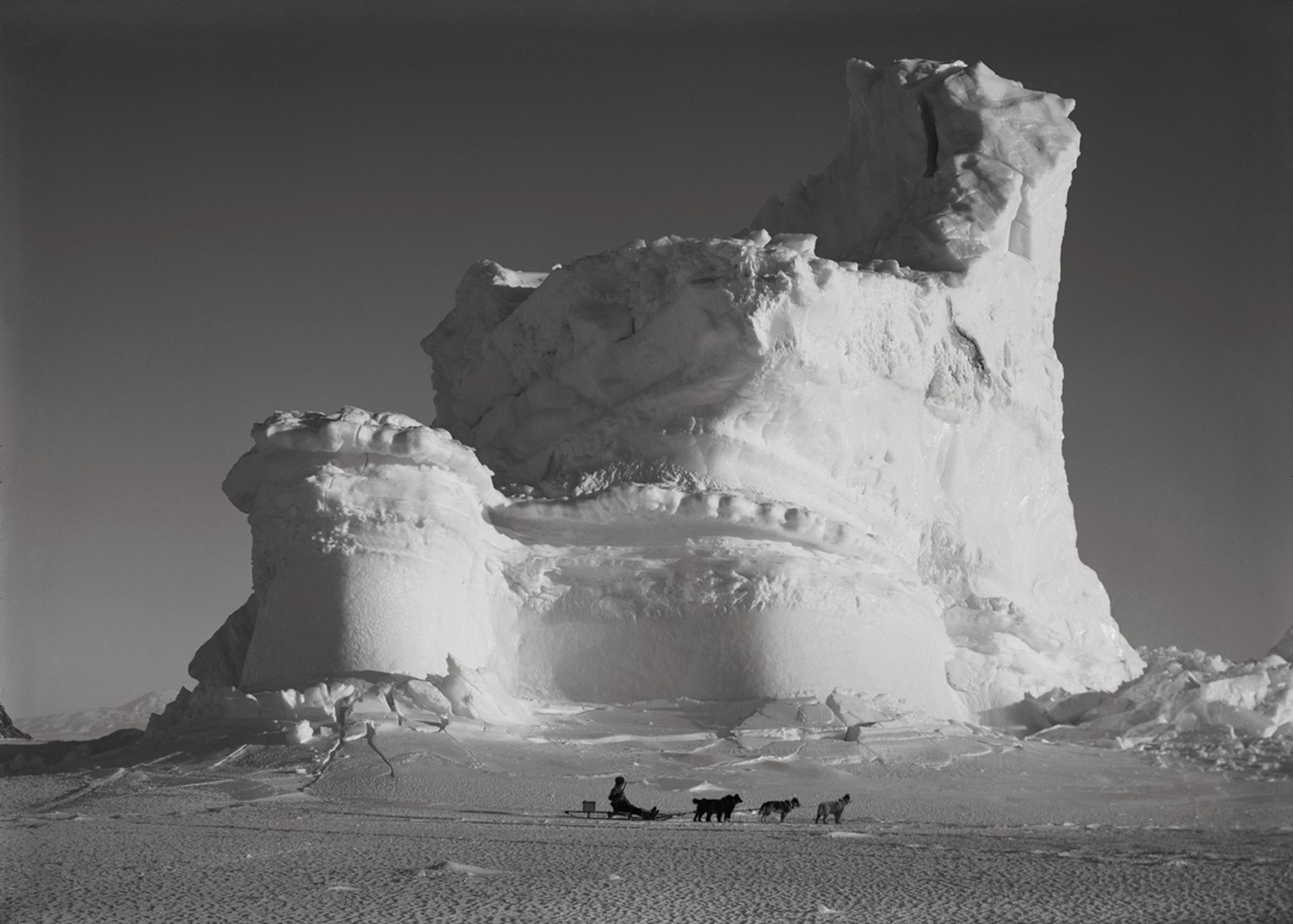 Scotts Männer stiessen während ihres Aufenthalts in der Antarktis auf die ungewöhnlichsten Eisformationen. Auch die sogenannten Sastrugi lernten sie kennen, vom Wind geformte Schneerillen, die an die  ...