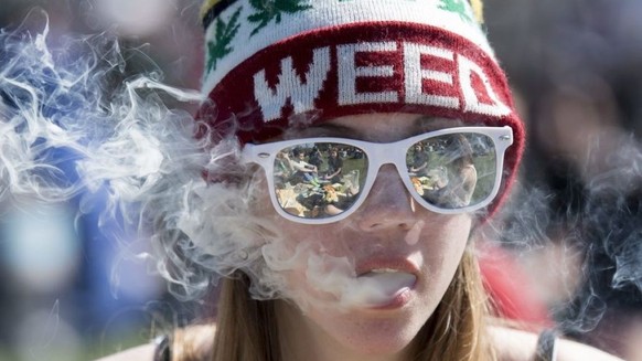 Psychoaktives THC aus Marihuana hilft Senioren gegen chronische Schmerzen. Zu kiffen brauchen sie aber nicht: Medikamente wie Dronabinol liefern denselben Effekt. (Symbolbild)