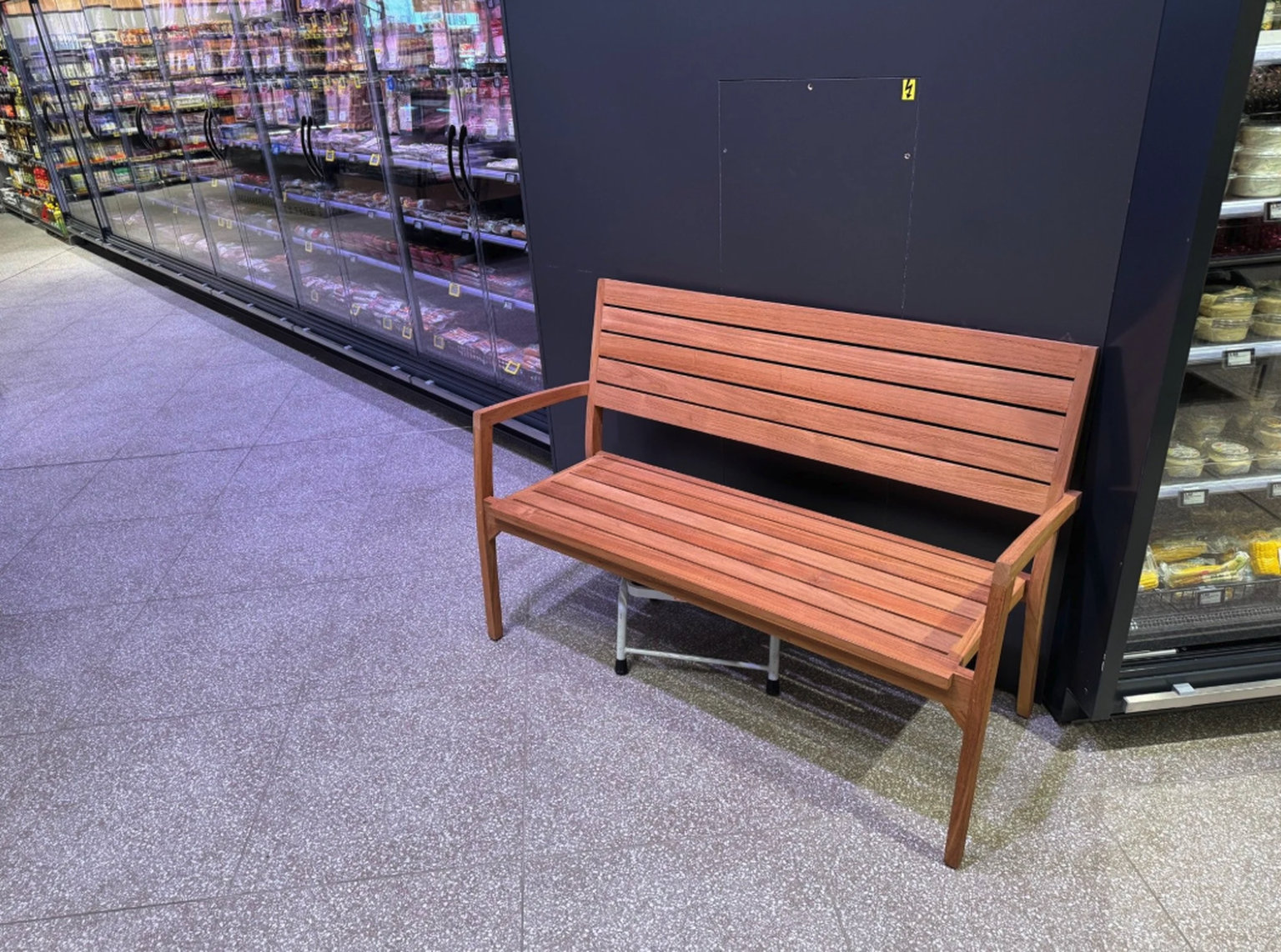 Eines der neuen Bänkli mitten in einem Migros-Supermarkt.