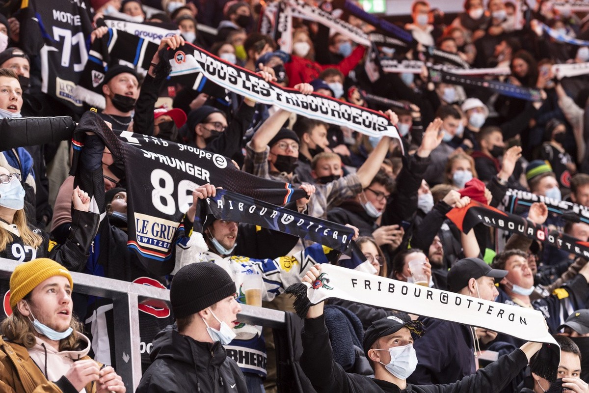 Die Freiburger Fans freuen sich ueber den deutlichen Sieg im Eishockey Meisterschaftsspiel der National League zwischen dem HC Fribourg Gotteron und den SCL Tigers, am Montag, 20. Dezember 2021 in der ...