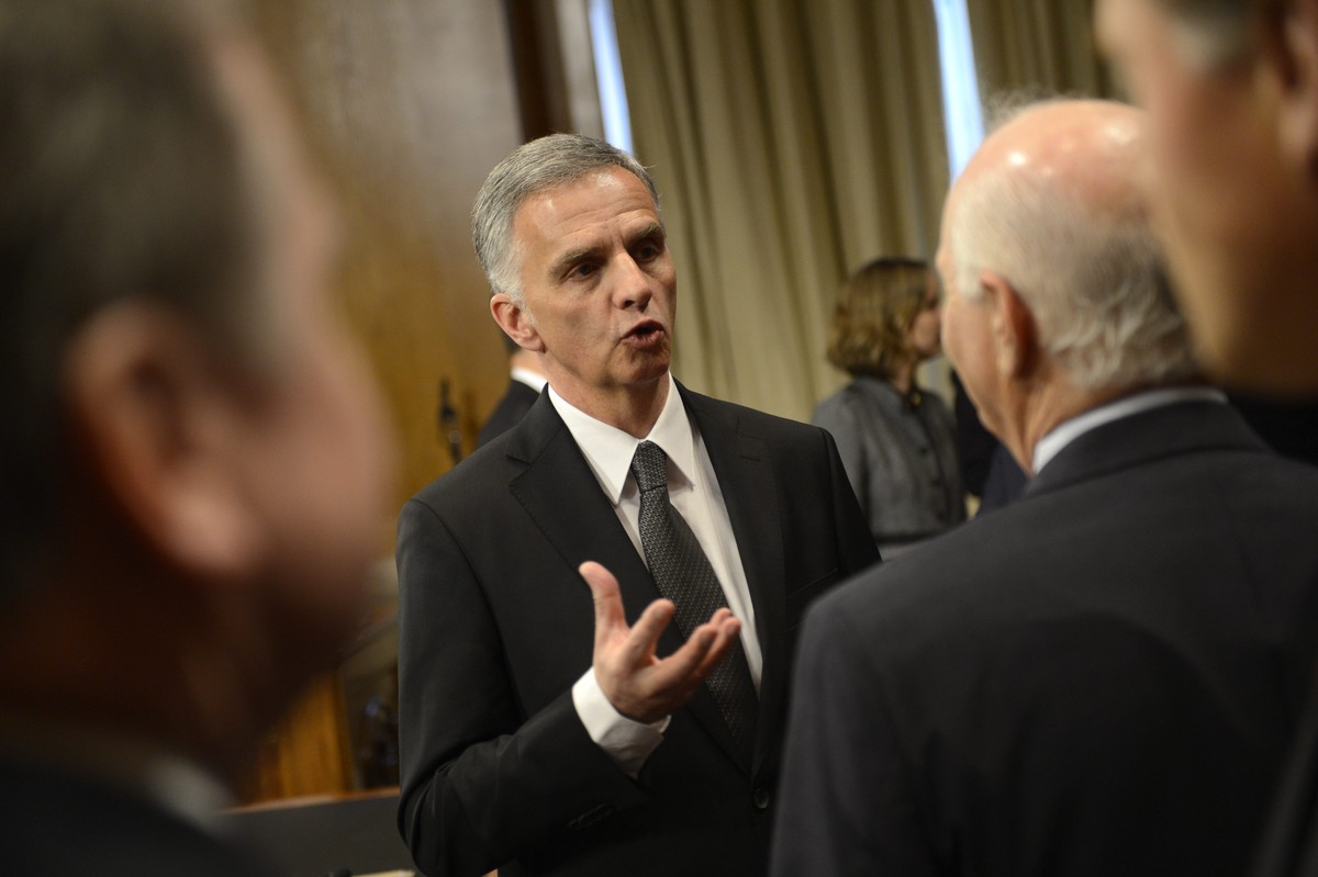 Burkhalter spricht mit dem demokratischen Senator&nbsp;Ben Cardin.
