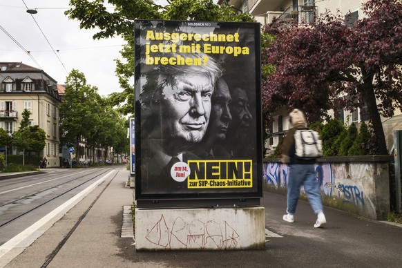 Ein Plakat wirbt fuer ein Nein zur Nachhaltigkeits-Initiative, Keine 10-Millionen-Schweiz! , SVP Chaos Initiative, fotografiert am Montag, 18. Mai 2026 in Bern. (KEYSTONE/Christian Beutler)