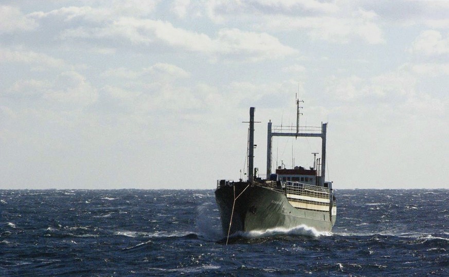 Dümpelte ohne Mannschaft und ohne Treibstoff auf offenem Meer: Das Handelsschiff «Ezadeen» mit 450 Flüchtlingen an Bord.