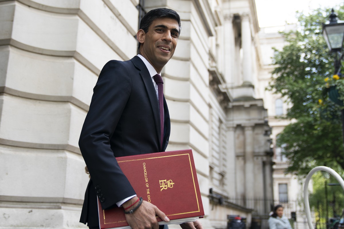 epa08401053 Chancellor of the Exchequer Rishi Sunak in Downing Street, Central London, Britain, 04 May 2020. The United Kingdom's 66 million inhabitants are living through their seventh consecuti ...