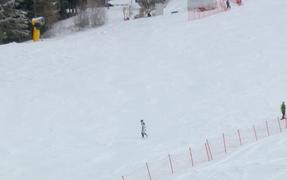 … und stapft durch den Schnee.