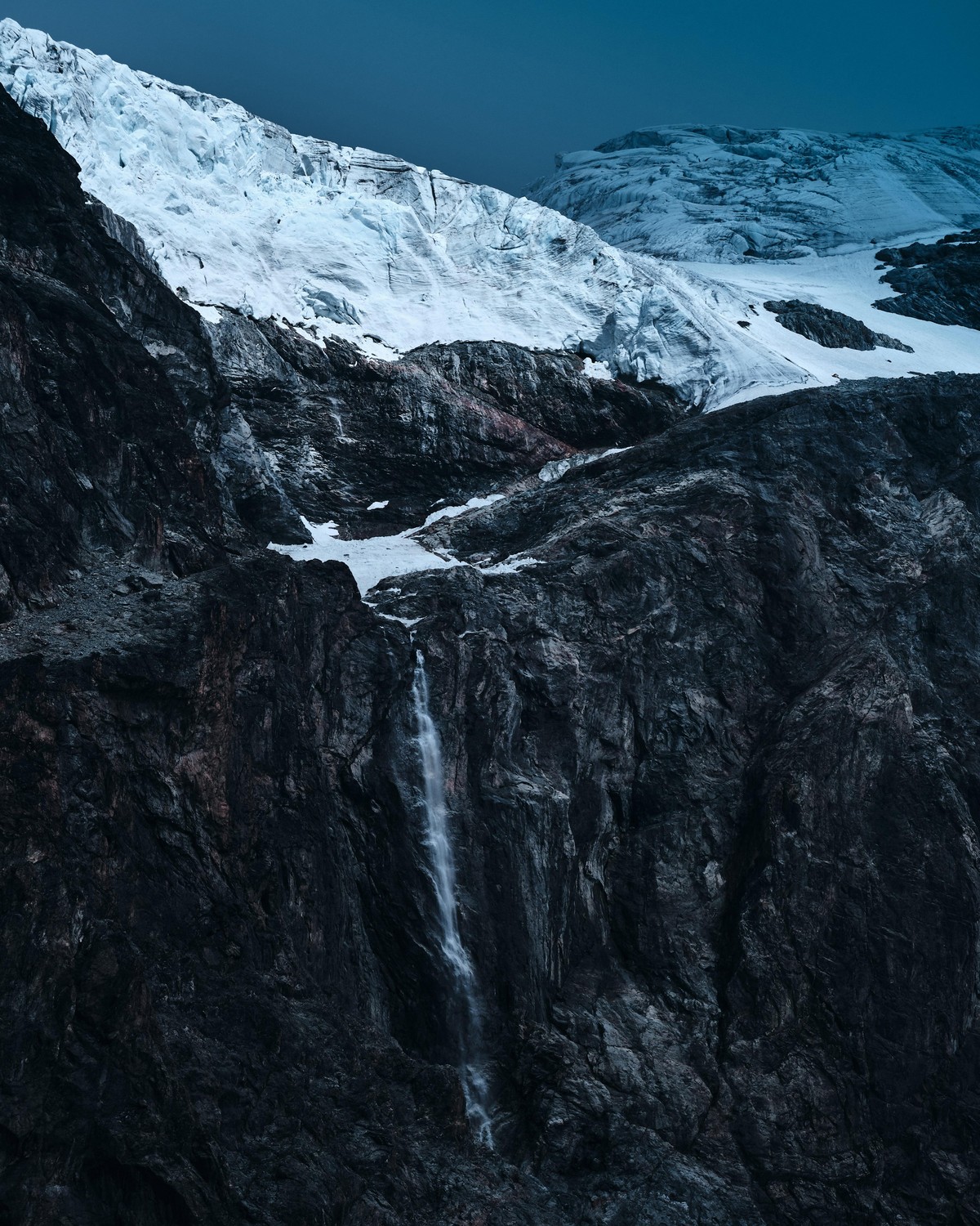 in der Fotoserie "Fleeting Glaciers" hat der 23-jährige Niklas Eschenmoser die Schweizer Gletscherwelt abgelichtet.