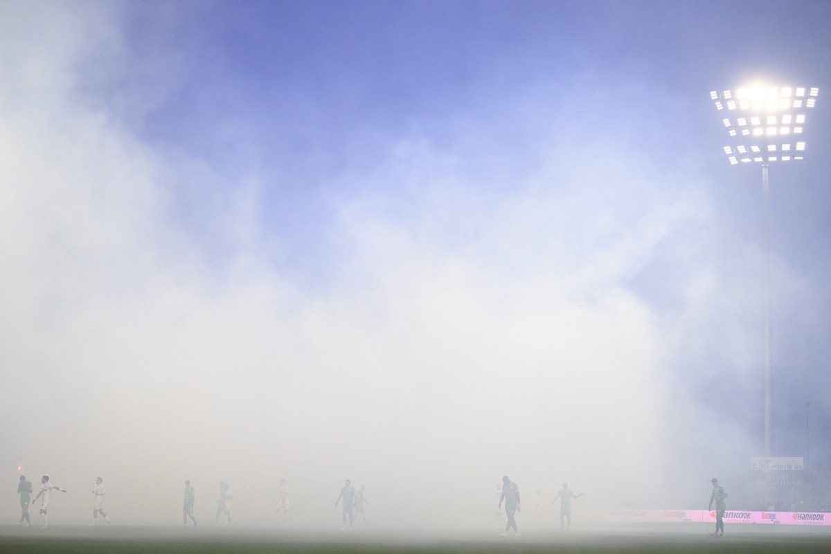Les joueurs patientent lors d'une interuption de jeu suite aux fumigenes des supporters zuerichois lors de la rencontre de football de Super League entre Yverdon Sport FC et FC Zuerich, FCZ, ce s ...