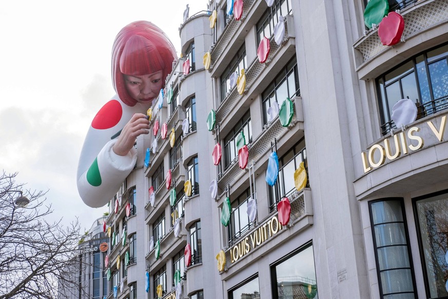Bilder des Jahres 2023, Entertainment 01 Januar Entertainment Themen der Woche KW02 Entertainment Bilder des Tages News Bilder des Tages aris France 13 Janvier 2023 Illustration une poupee geante de l ...