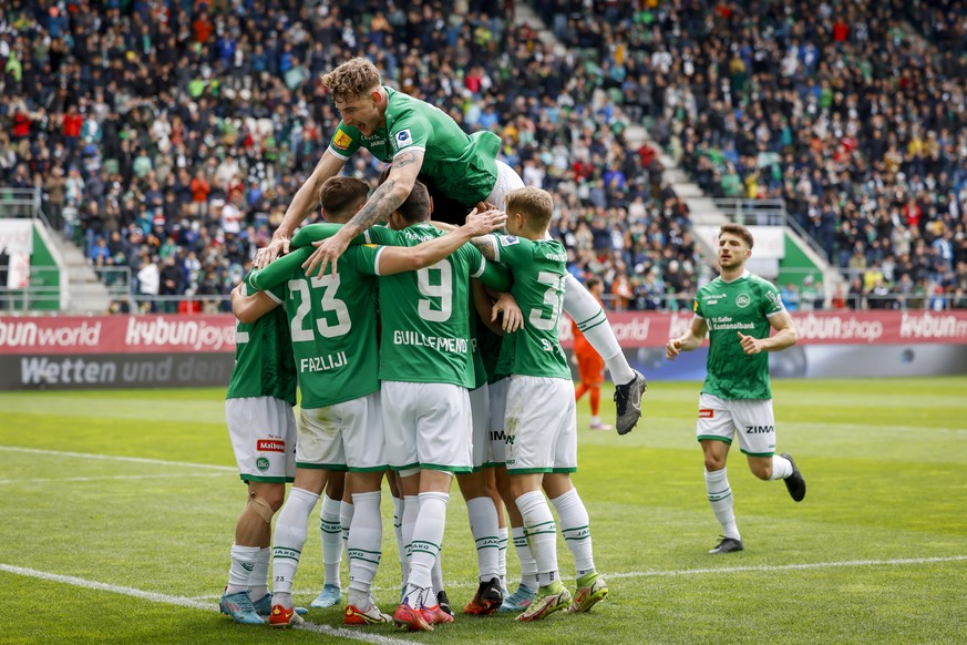 Torjubel St. Gallen nach dem 1:0 waehrend dem Meisterschaftsspiel der Super League zwischen dem FC St. Gallen und dem FC Lugano am Sonntag, den 24. April 2022, im Stadion Kybunpark in St. Gallen. (KEY ...