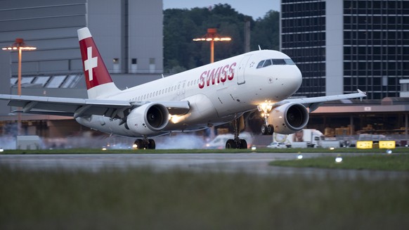 ZUM FLUGHAFEN ZUERICH IM DAEMMERLICHT UND BEI NACHT STELLEN WIR IHNEN FOLGENDES NEUES BILDMATERIAL ZUR VERFUEGUNG --- An Airbus A320-214 aircraft from Swiss International Air Lines (SWISS) at Zurich A ...