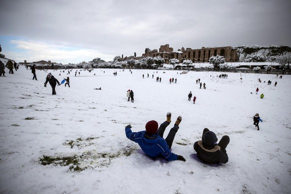 epa06566394 The area around Rome&#039;s famous ancient Roman chariot racing stadium (Circo Massimo) is transformed into a winter wonderland for children and youths with sleds, skis and snowboards foll ...