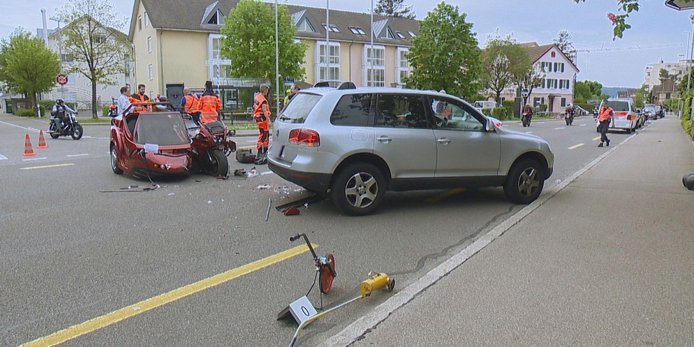 Zum Verkehrsunfall kam es am Sonntagvormittag gegen 11.15 Uhr in Brüttisellen. Eine erste Gruppe Motorräder des Love Rides fuhr in Richtung Baltenswil. Dabei kam es zur Kollision mit einem Auto. Dabei ...
