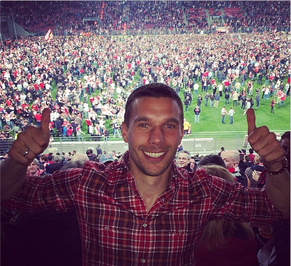 Lukas Podolski freut sich mit seinen alten Kollegen: «So glücklich für meinen Ex-Klub. Gratuliere Köln für den Wiederaufstieg!» schreibt er auf seinem Twitter-Account.