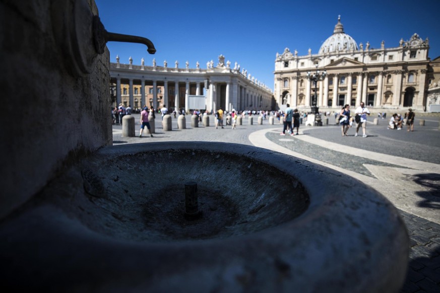 epa06144104 A turned off drinking water fountain due to the drought in Saint Peter&#039;s square on the eve of &#039;Ferragosto&#039; at the Vatican, 14 August 2017. Ferragosto is an Italian public ho ...