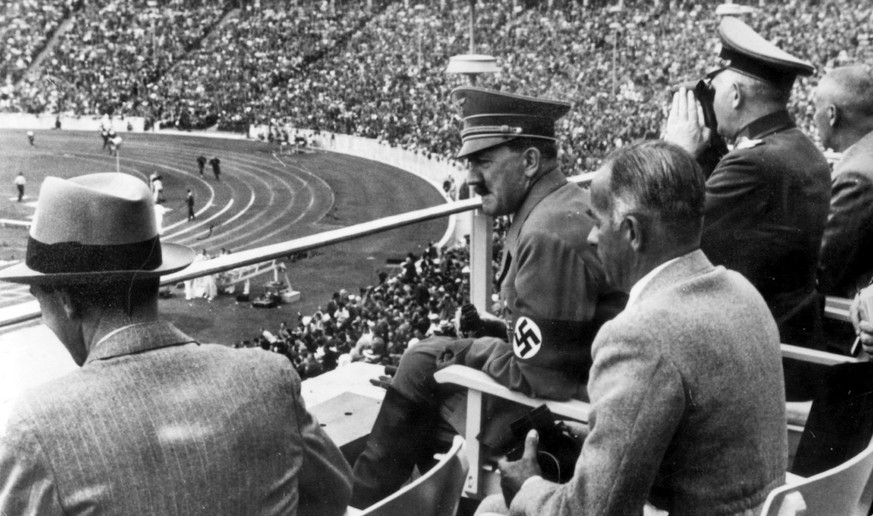 Dr. Joseph Goebbels, Adolf Hitler, Hans von Tschammer und Osten, von Blomberg als Zuschauer bei den Olympischen Spielen in Berlin, August 1936. (KEYSTONE/AP Photo/Str) === ===