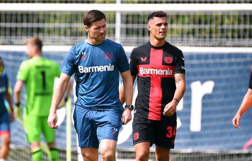 Fussball, Bundesliga, Deutschland, Herren, Vorbereitung zur Saison 2023/2024, Training Bayer Leverkusen Cheftrainer Xabi Alonso LEV, Granit Xhaka LEV. *** Football, Bundesliga, Germany, men, preparati ...