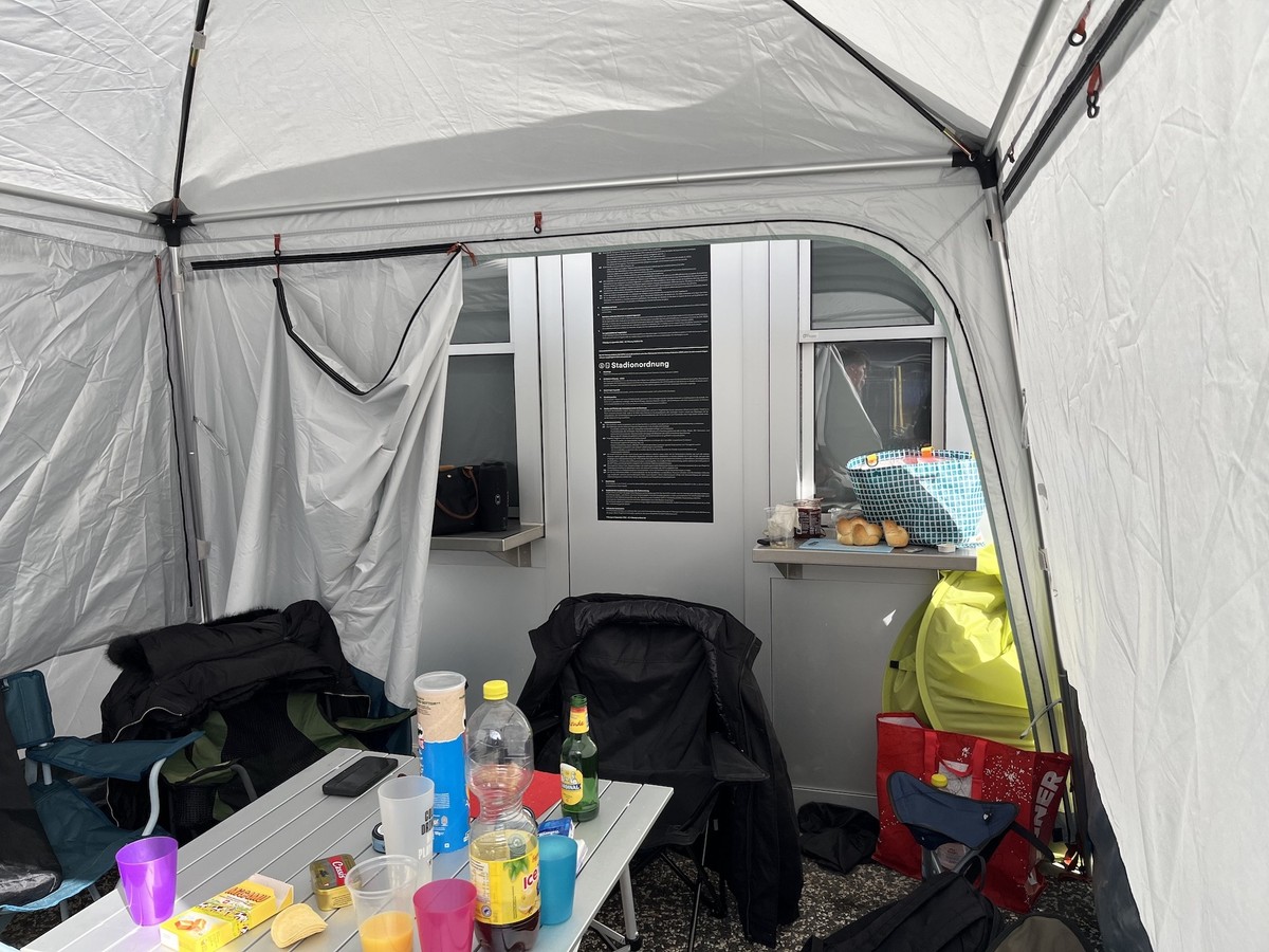 Ces fans de Fribourg-Gottéron vont attendre quatre heures pour avoir des billets. Jeudi 16 avril 2026.