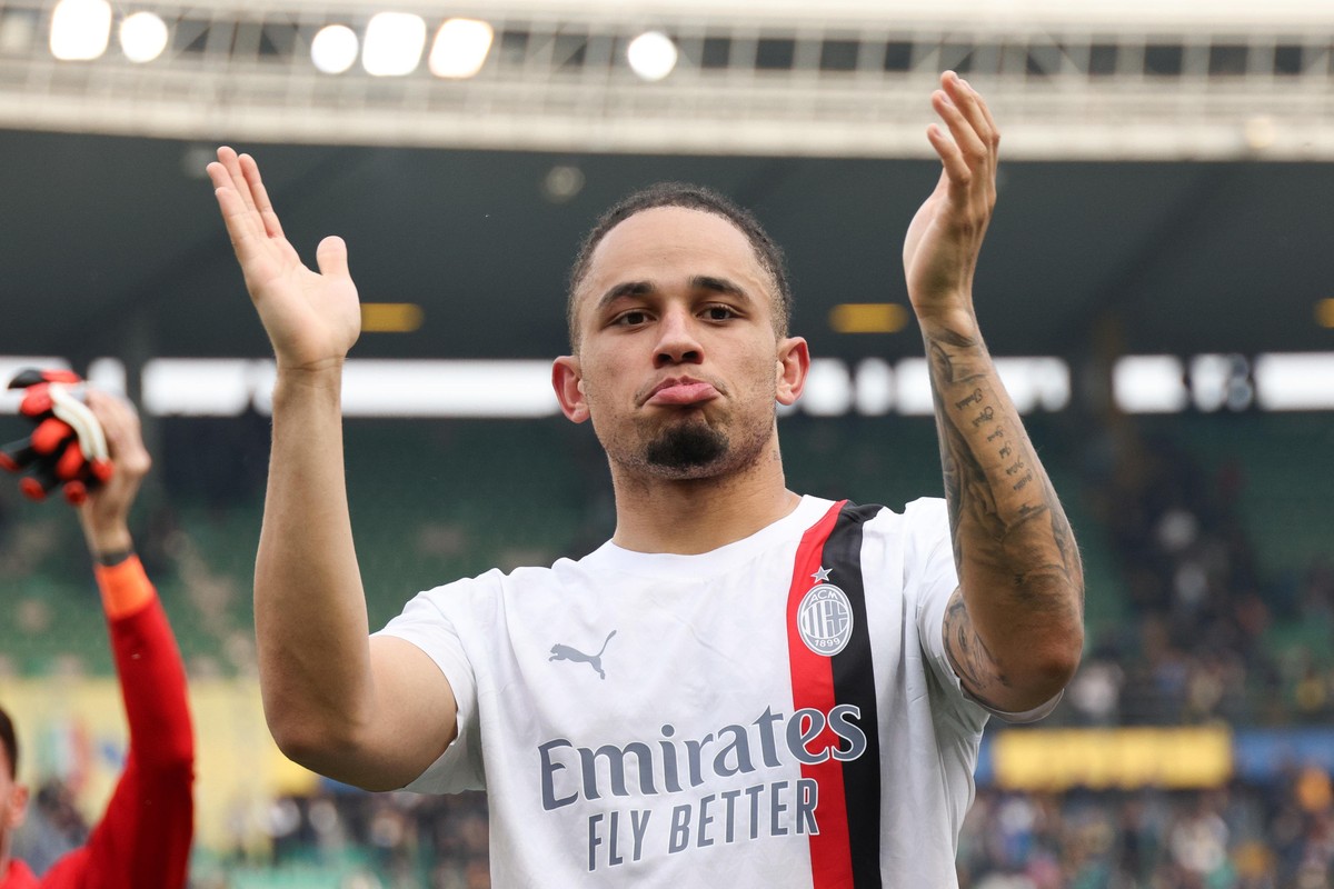 epa11226319 Milan's Noah Okafor celebrate the victory at the end of the Italian Serie A soccer match Hellas Verona vs AC Milan at Bentegodi stadium in Verona, Italy, 17 March 2024. EPA/SIMONE VEN ...