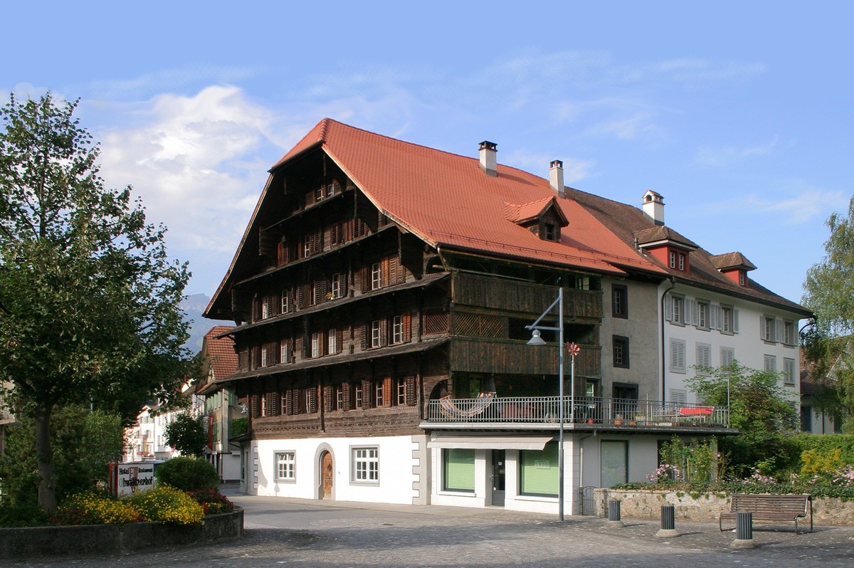 Sarnen, Haus am Grund, der imposanteste herrschaftliche Wohnsitz im Ortskern. In heutiger Gestalt wird der Blockbau 1588/89 errichtet, Bauherr: Marquard Imfeld (um 1525–1601). Reste des steinernen Hau ...
