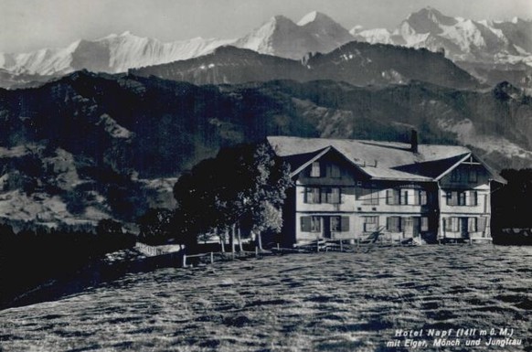 Alte Postkarte des Berhotels Napf mit Eiger, Mönch und Jungfrau im Hintergrund.