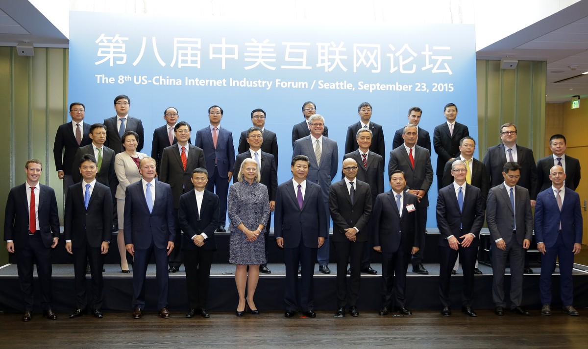 RETRANSMITTING TO ADD ALL NAMES - Chinese President Xi Jinping, front-row-center, poses for a photo with a group of CEOs and other executives at Microsoft's main campus in Redmond, Wash., Wednesd ...