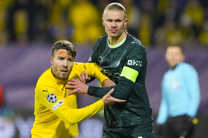 epa12665375 Bodo/Glimt's Fredrik Bjorkan (left) and Manchester City's Erling Braut Haaland during the UEFA Champions League soccer match between Bodo/Glimt and Manchester City at Aspmyra Sta ...